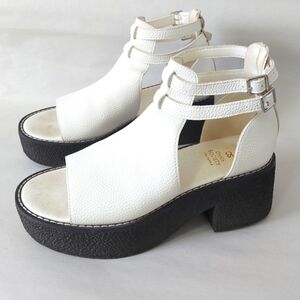 Oasis Society Platform Strapped Sandals Size 8.5 White Leather Comfy Edgy Buckle